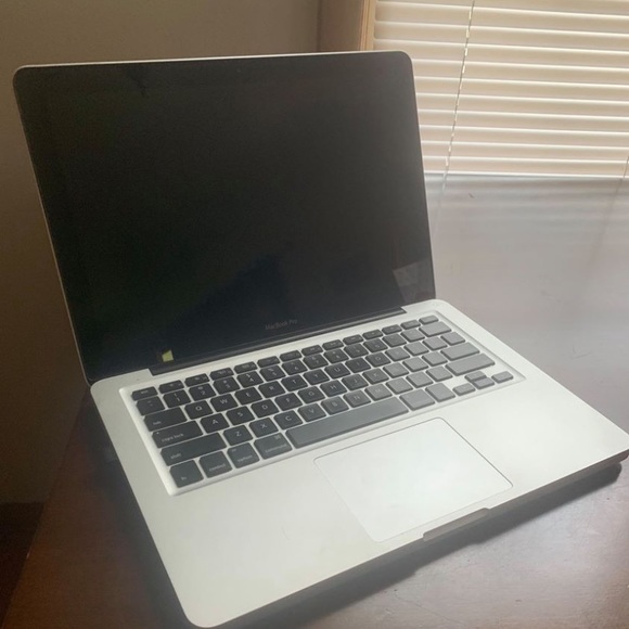 Apple MacBook Pro 2017 - Picture 2 of 4